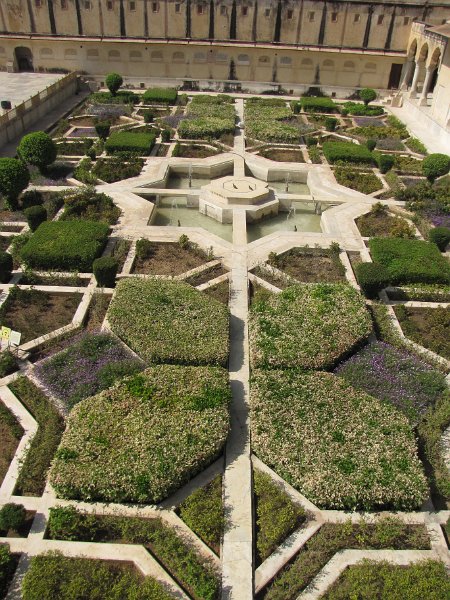 tuin_in_amber fort.jpg - De tuin op de derde binnenplaats. Hier waren de private kamers van de Maharaja en zijn familie. Links van de tuin ligt het spiegelpaleis, Jai Mandir. Rechts ligt de Suhk Mahal.